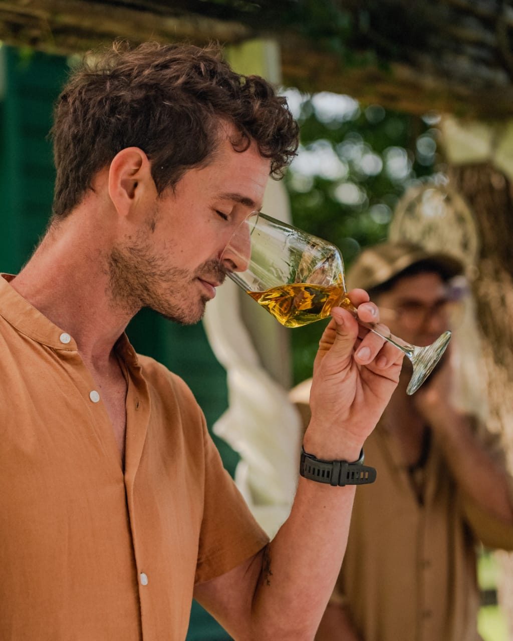 hombre degustando una copa de vino